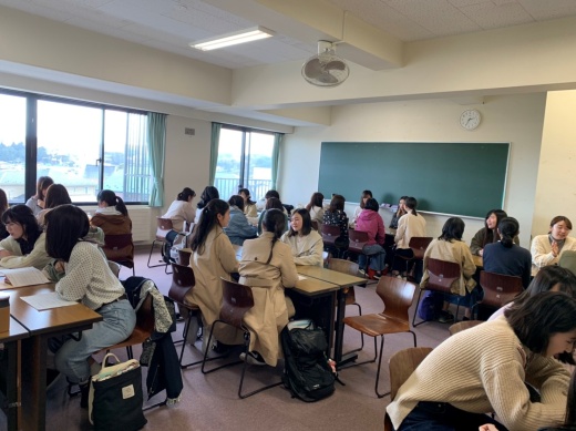 相談会には多くの1年生が訪れ、熱心に質問をしていました