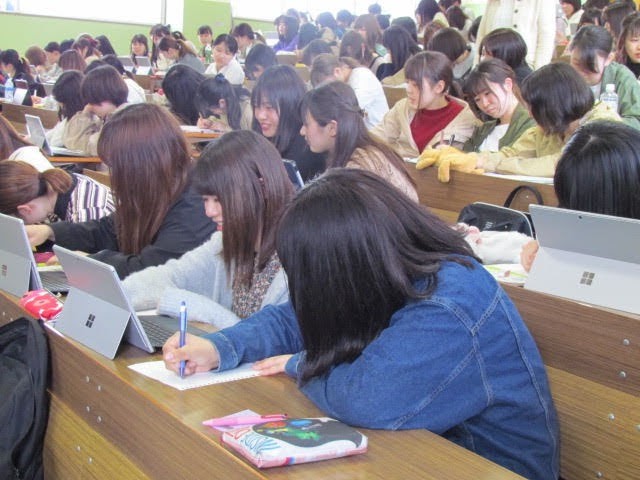 講義を受けている学生の様子