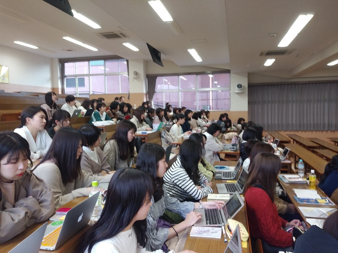 和田先生の講義を聞いている学生の様子