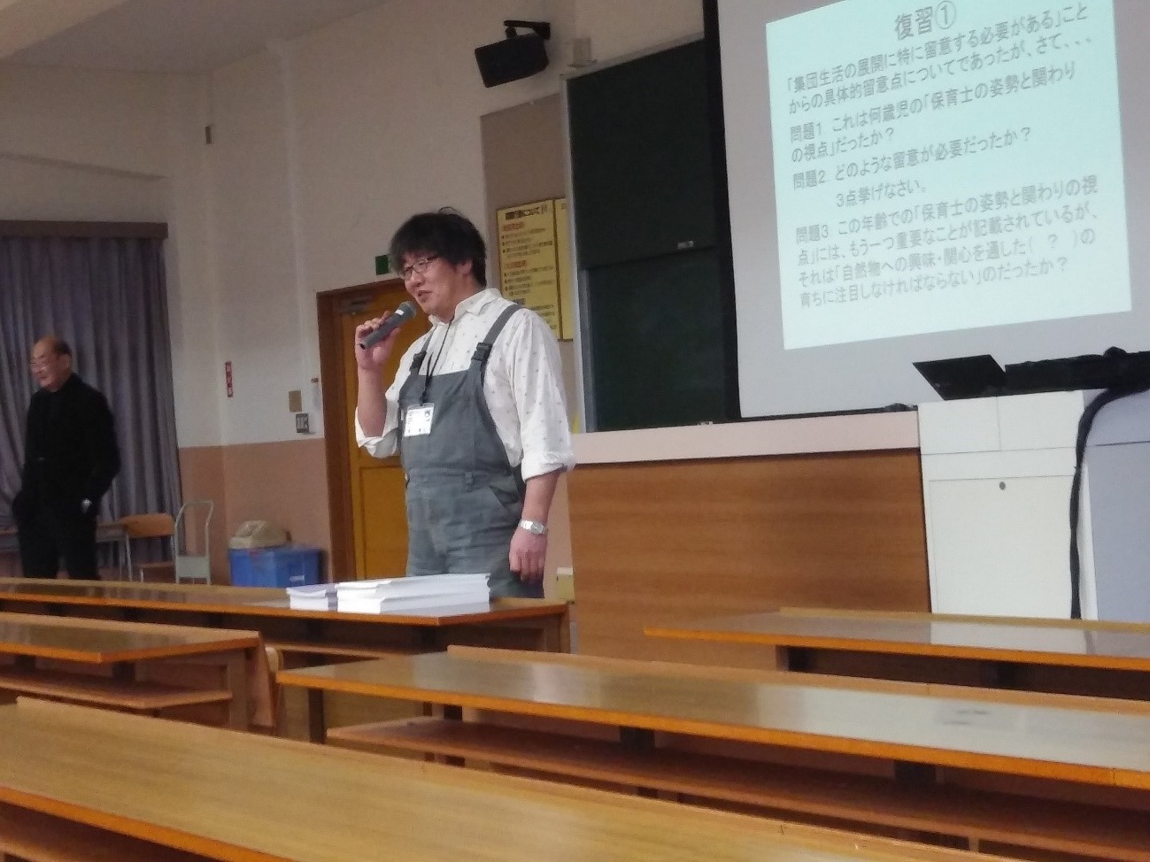 お話しをしている、TFU保育士・幼稚園課程　新教員　河合規仁先生（教授）