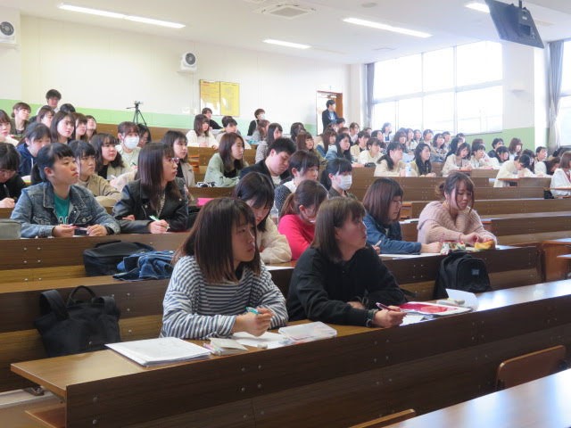 講義を受けている学生の様子