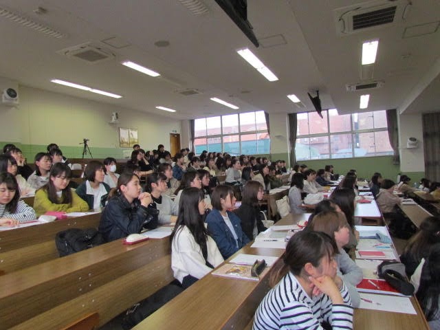 DVDを視聴している学生の様子