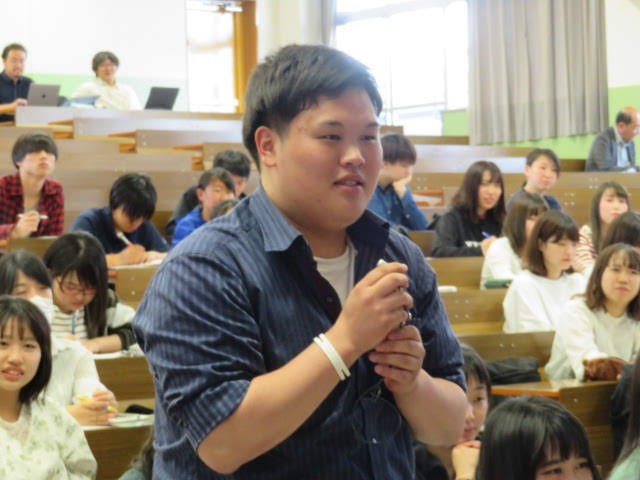 質問する2年生の様子