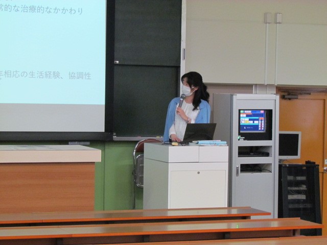 指導計画について説明を行う利根川先生