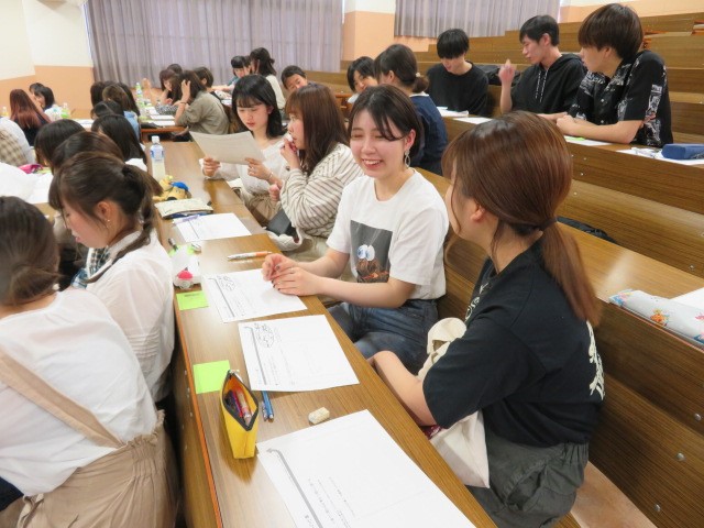 グループで対話を行う学生の様子
