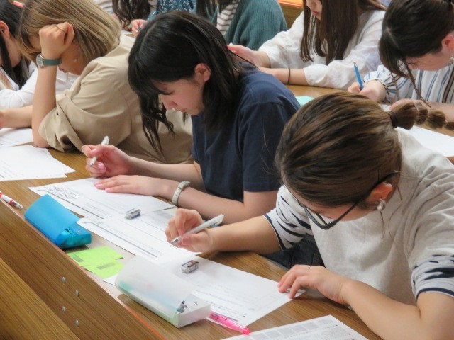 ワークに取り組んでいる学生の様子