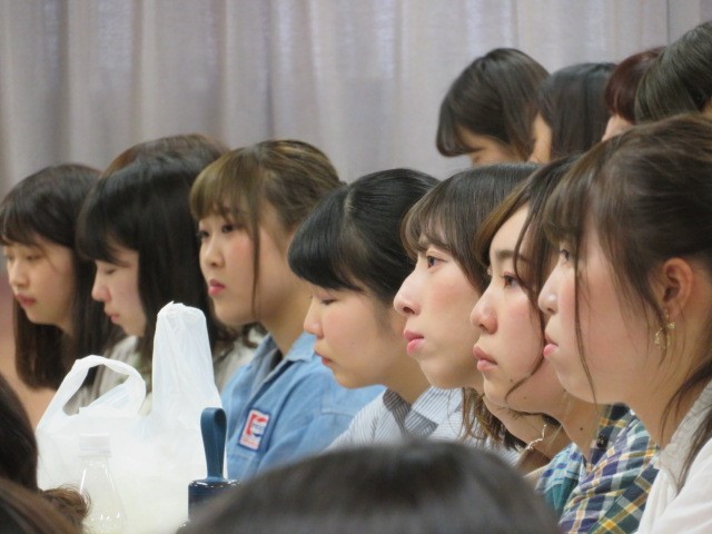 真剣な表情で大江先生のお話を聴く学生