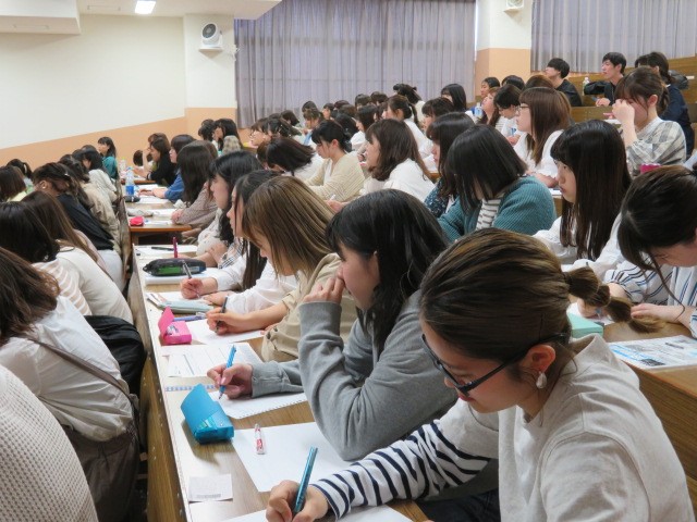大事なお話が続き、学生たちも真剣にメモをとりました