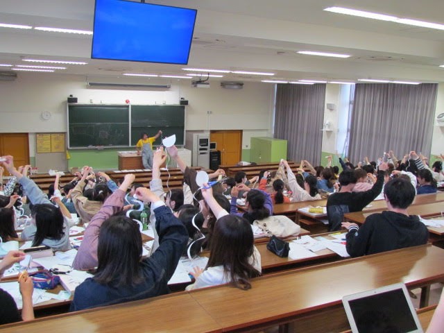 完成した作品を見せ合う様子