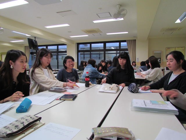 先輩方のお話を聞く学生の様子