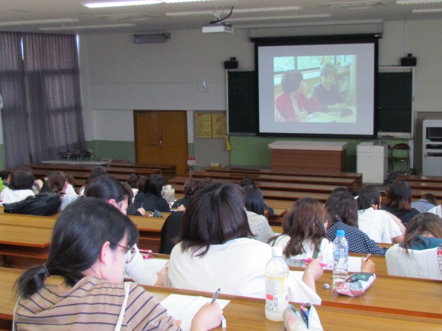 ビデオを視聴している様子