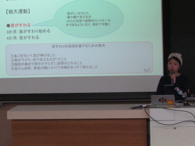 発達プロジェクトの学生が講義を行う様子
