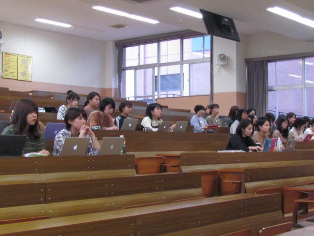 真剣に講義を受ける様子