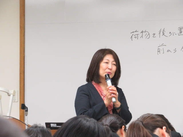 ビジネスマナーについてお話しする長畑先生