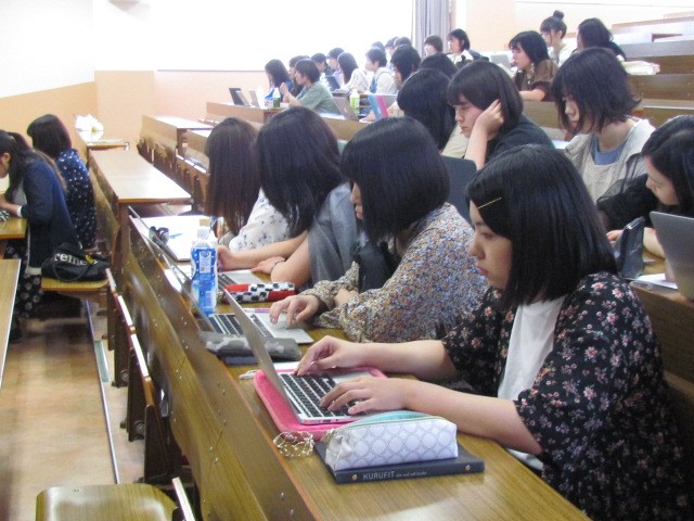 講義を受けている学生