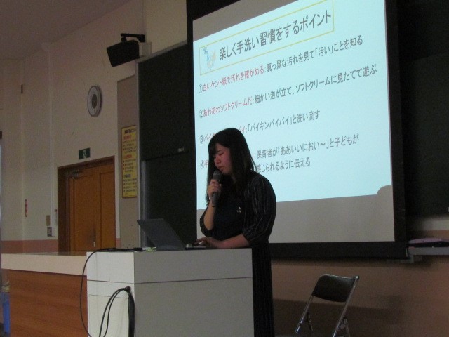 講義を行う【子どもの発達勉強したいプロジェクト】の学生の様子