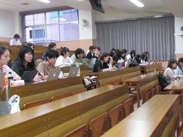 講義を受けている学生たちの様子