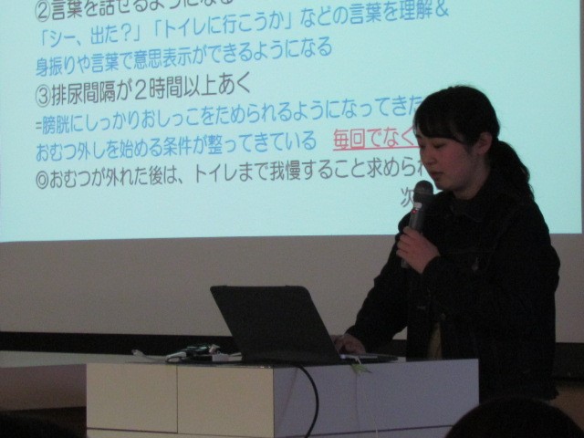 排泄について講義する様子