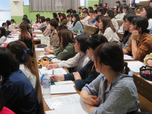 先生の話を聞く学生の様子
