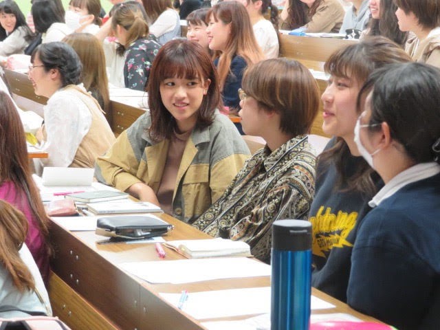 自分自身を振り返りながら友人と対話する学生の様子