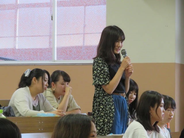質問をする学生の様子