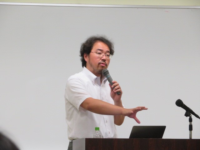 ワールドカフェの説明をする上村先生