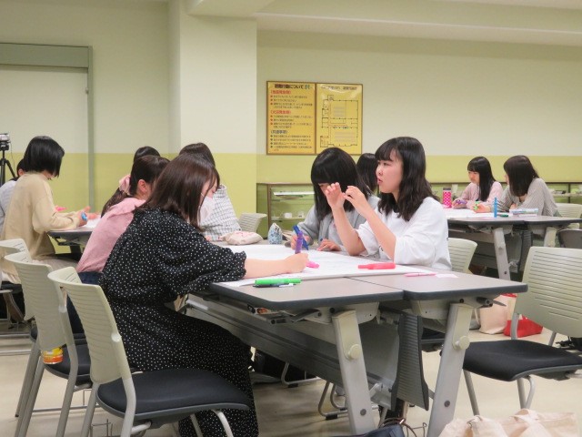 グループで対話をする様子