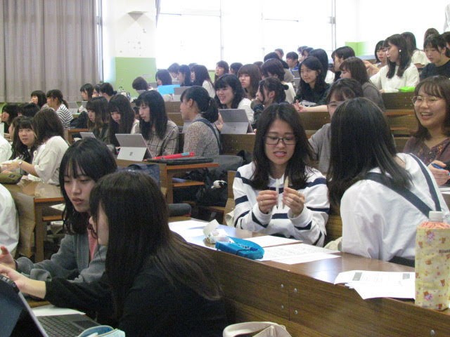 １歳児の指先を使った遊びを考える様子
