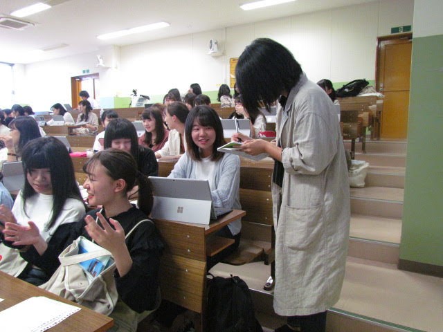 学生が考えた遊びを環境プロジェクトの学生が対話をし共有する様子