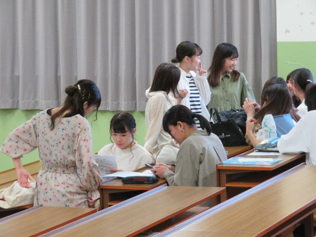保育実技研究での役割分担などについて話し合う様子