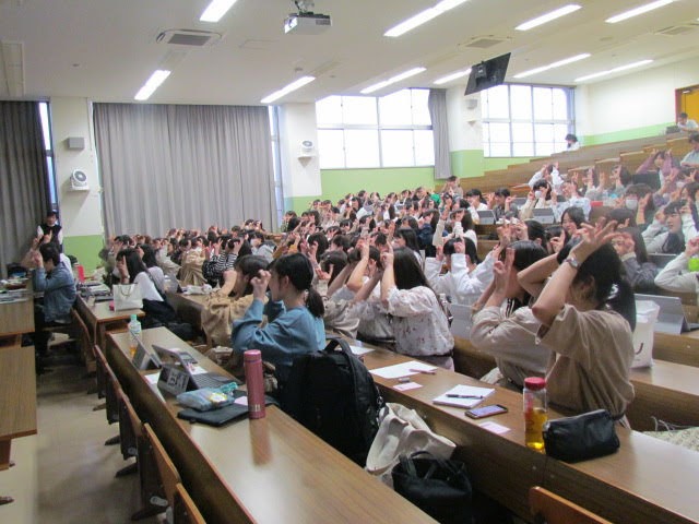 絵本の読み聞かせの前に手遊びをする様子