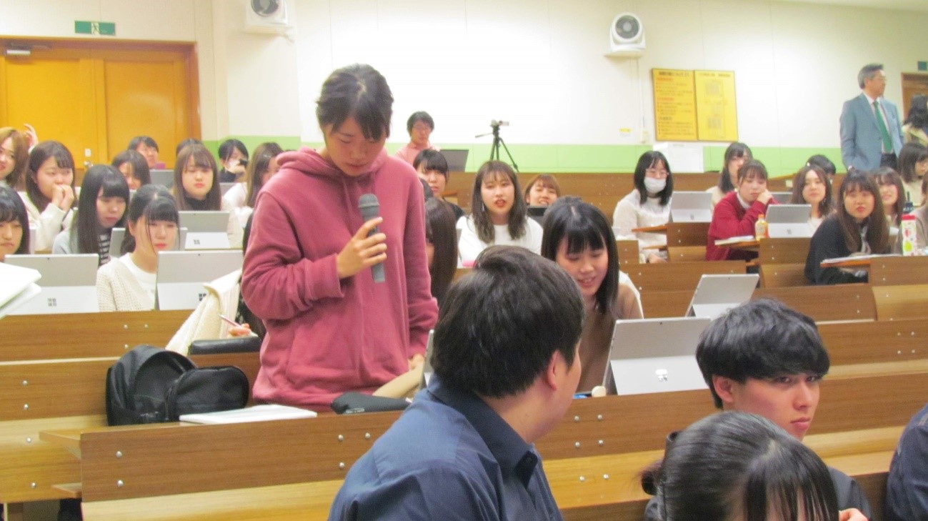 グループで出た意見を発表している様子