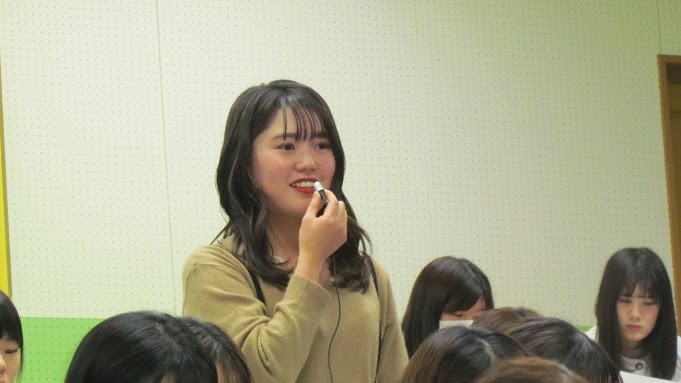 質問をする2年生