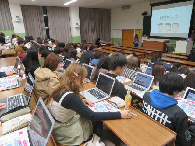 講義を真剣に聞く学生の様子