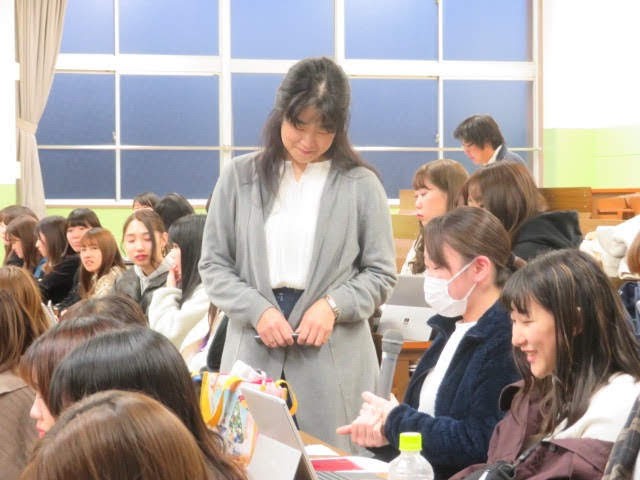 学生の考えを聞く利根川智子先生