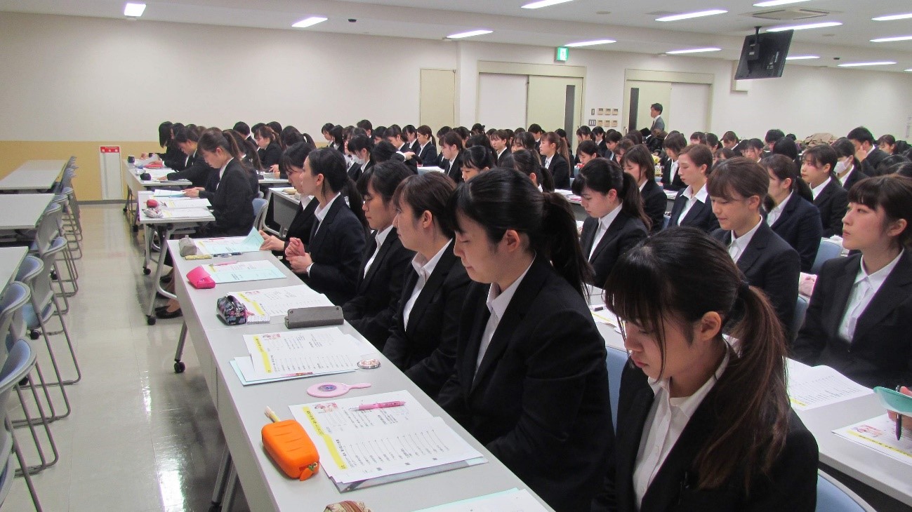 講座を受ける学生