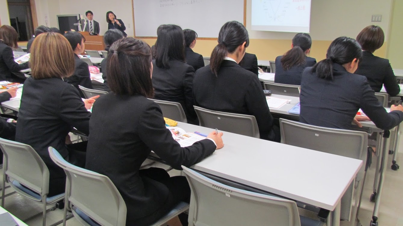 講義を聞く学生の様子