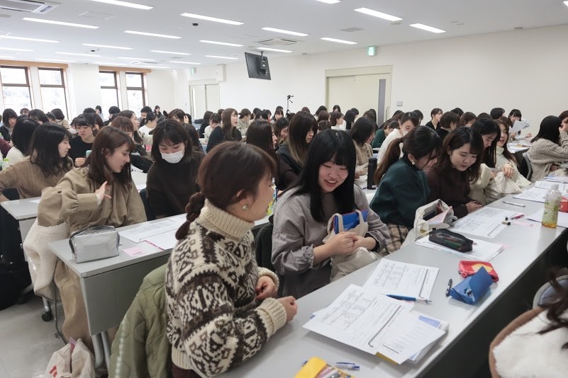 全体で話し合う学生の様子