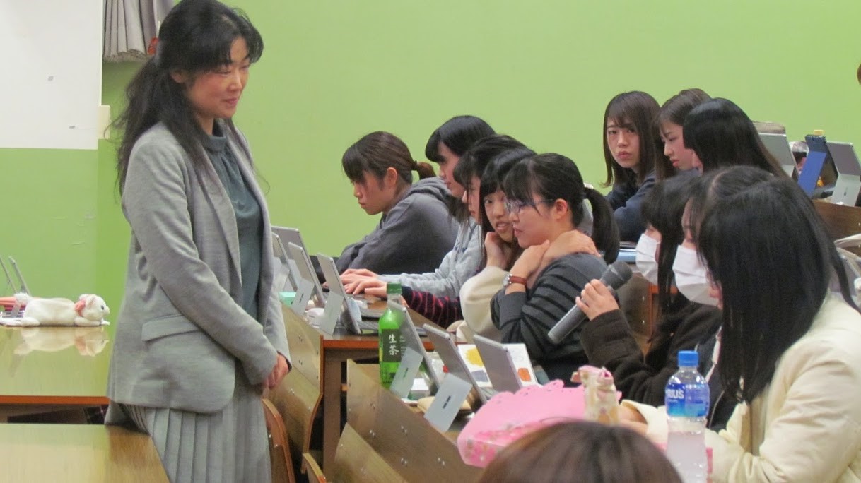 質問に答える学生の様子