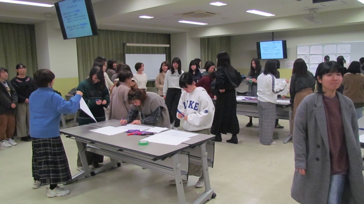 アジェンダ(課題)を書き出す学生の様子