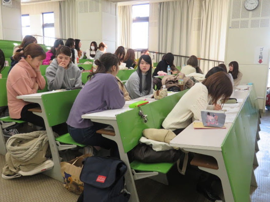 話題提供者の発表を受けて対話を行う様子