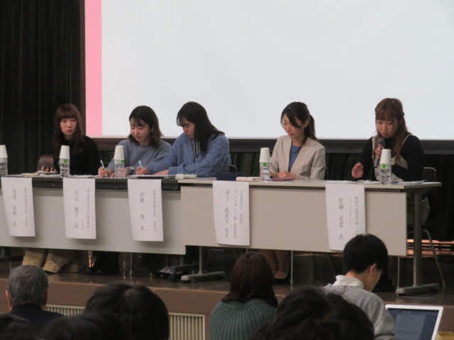 会場の対話タイムによって寄せられた質問に答える話題提供者の方々