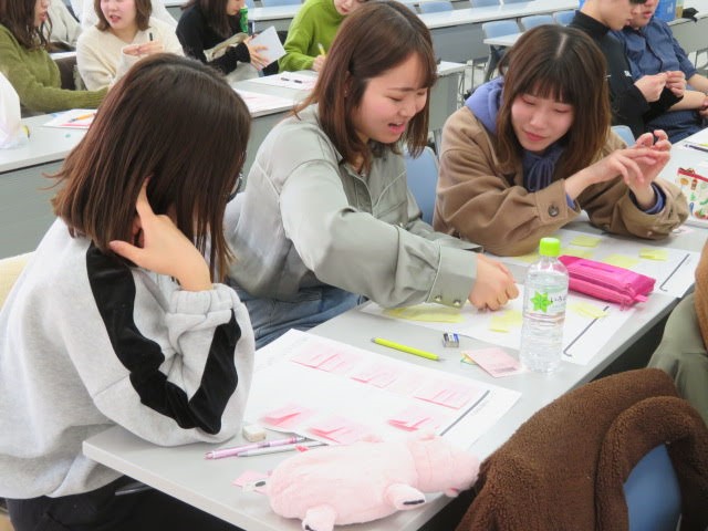 話し合いを行う学生の様子