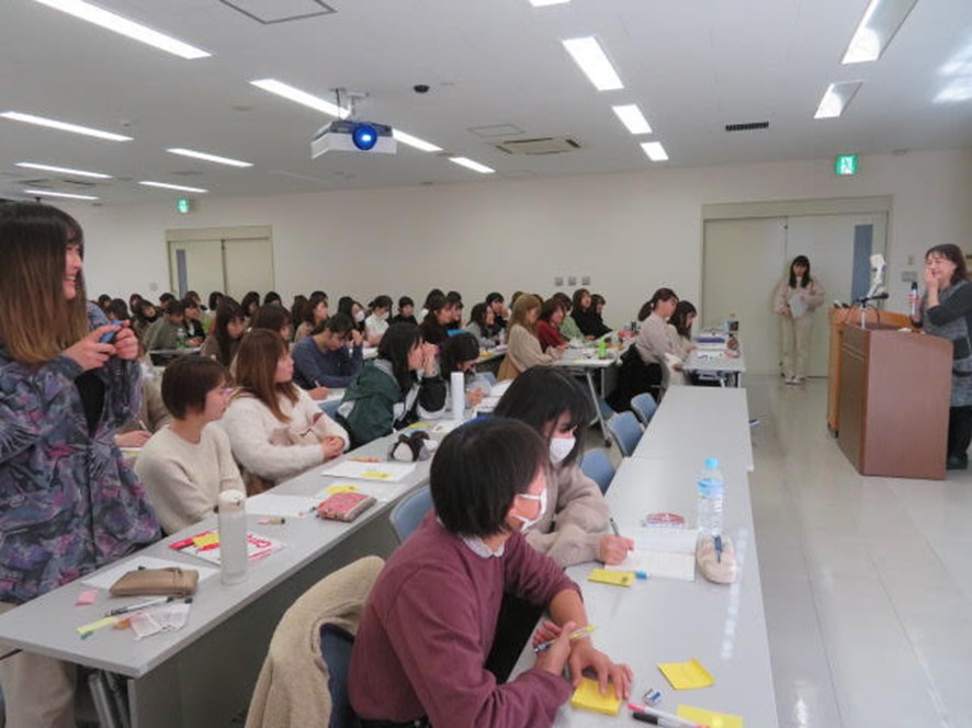 質問をしている学生の様子