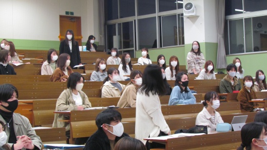 同じ実習先の学生で顔合わせを行っている様子