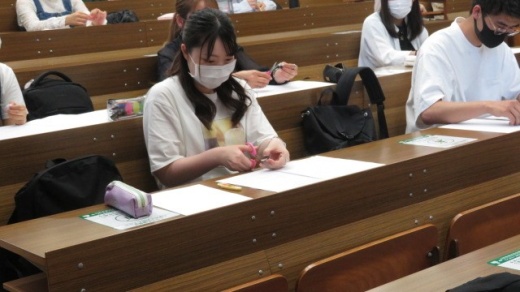 はさみを使用し、真剣に取り組む学生の姿