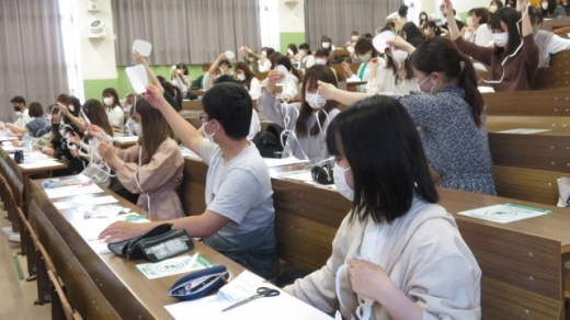 完成した作品を見せ合う学生たち