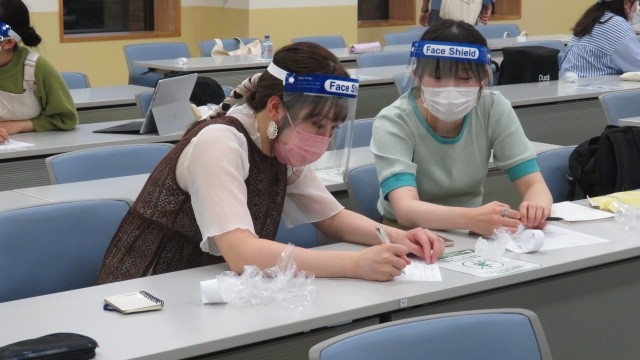ペア同士インタビューをしている様子
