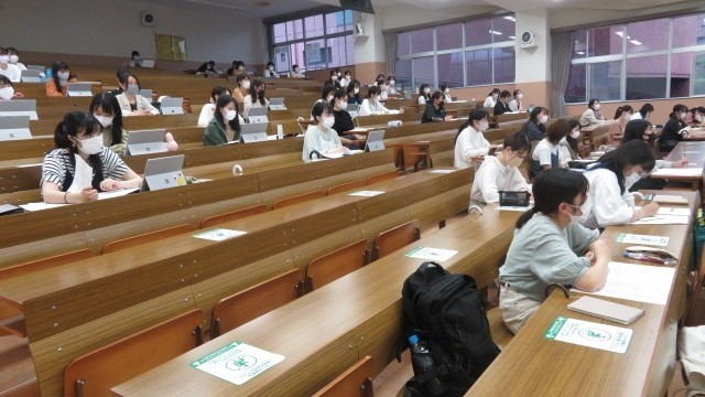 講義を受ける学生