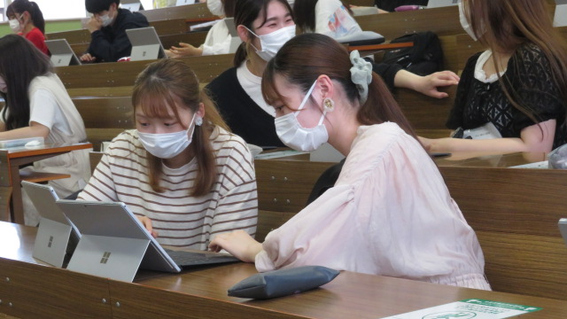 ペアの学生同士で共有する様子